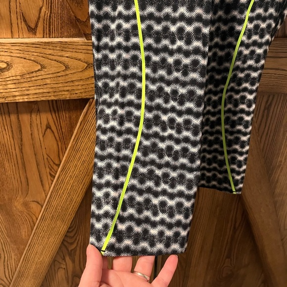 LULULEMON chase me crop limited edition - Picture 2 of 7